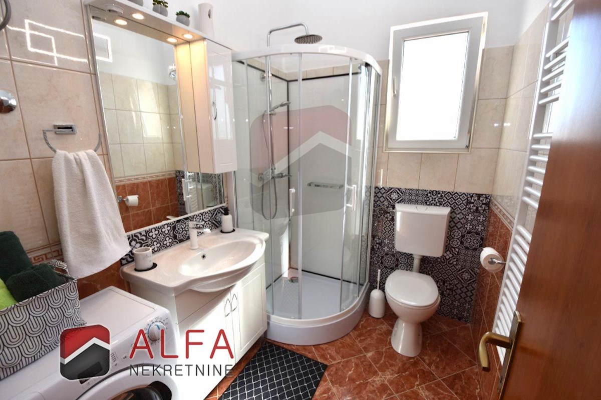 Croazia, Vodice, appartamento con due camere da letto splendidamente arredato in vendita vicino al mare