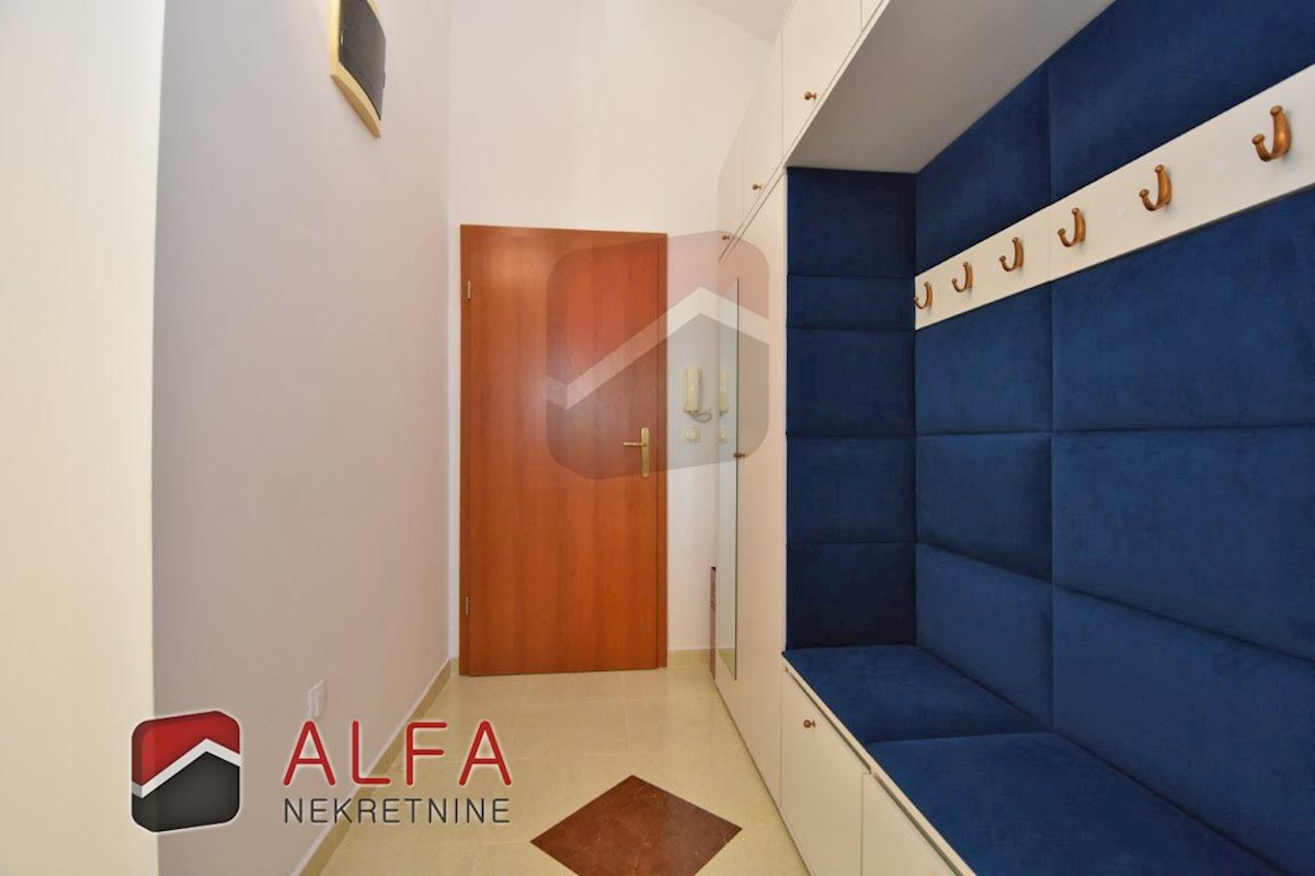 Croazia, Vodice, appartamento con due camere da letto splendidamente arredato in vendita vicino al mare