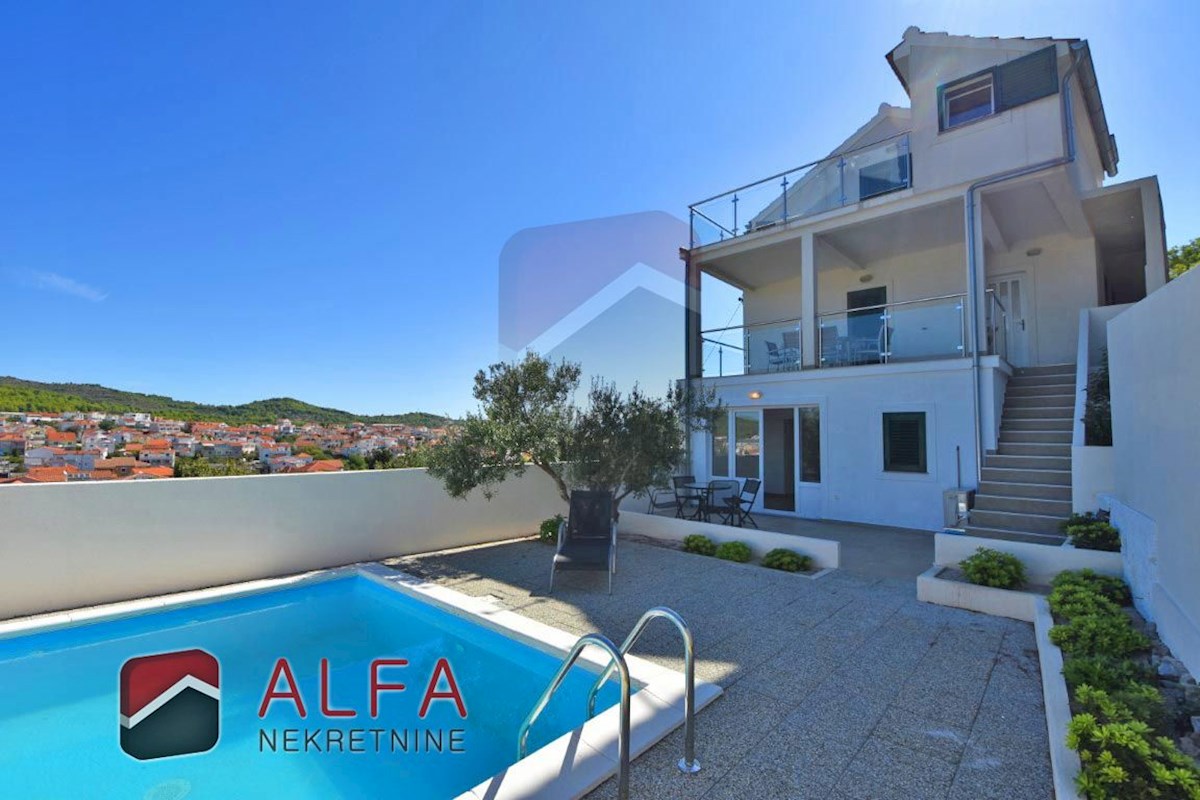 Croazia, Tribunj, casa in vendita con piscina e magnifica vista panoramica sul mare