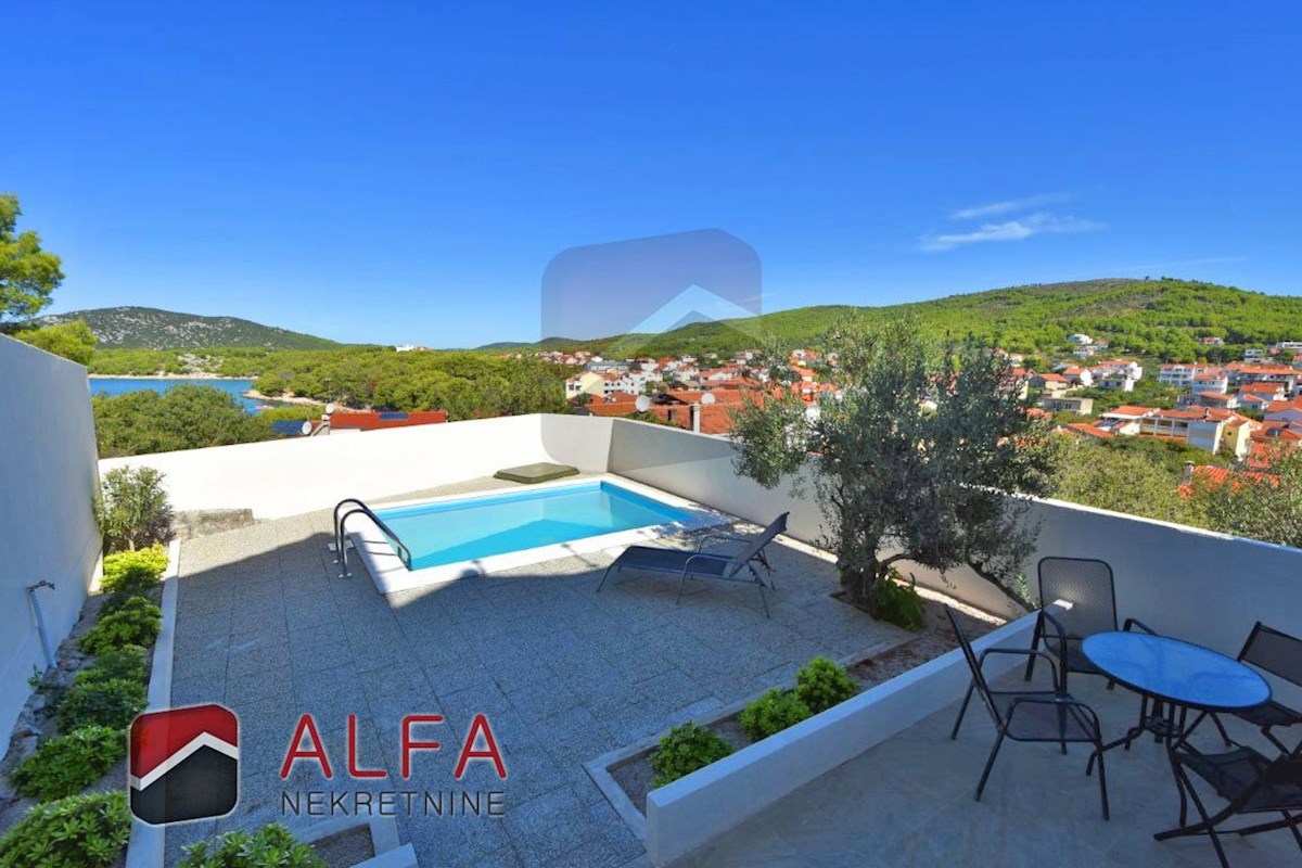 Croazia, Tribunj, casa in vendita con piscina e magnifica vista panoramica sul mare