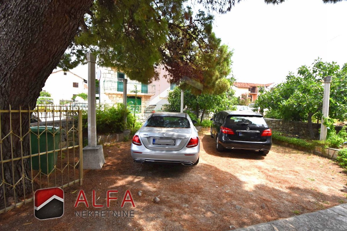 Croazia, Vodice, Srima, in vendita grande casa in pietra con cortile, 30 m dal mare, vista mare