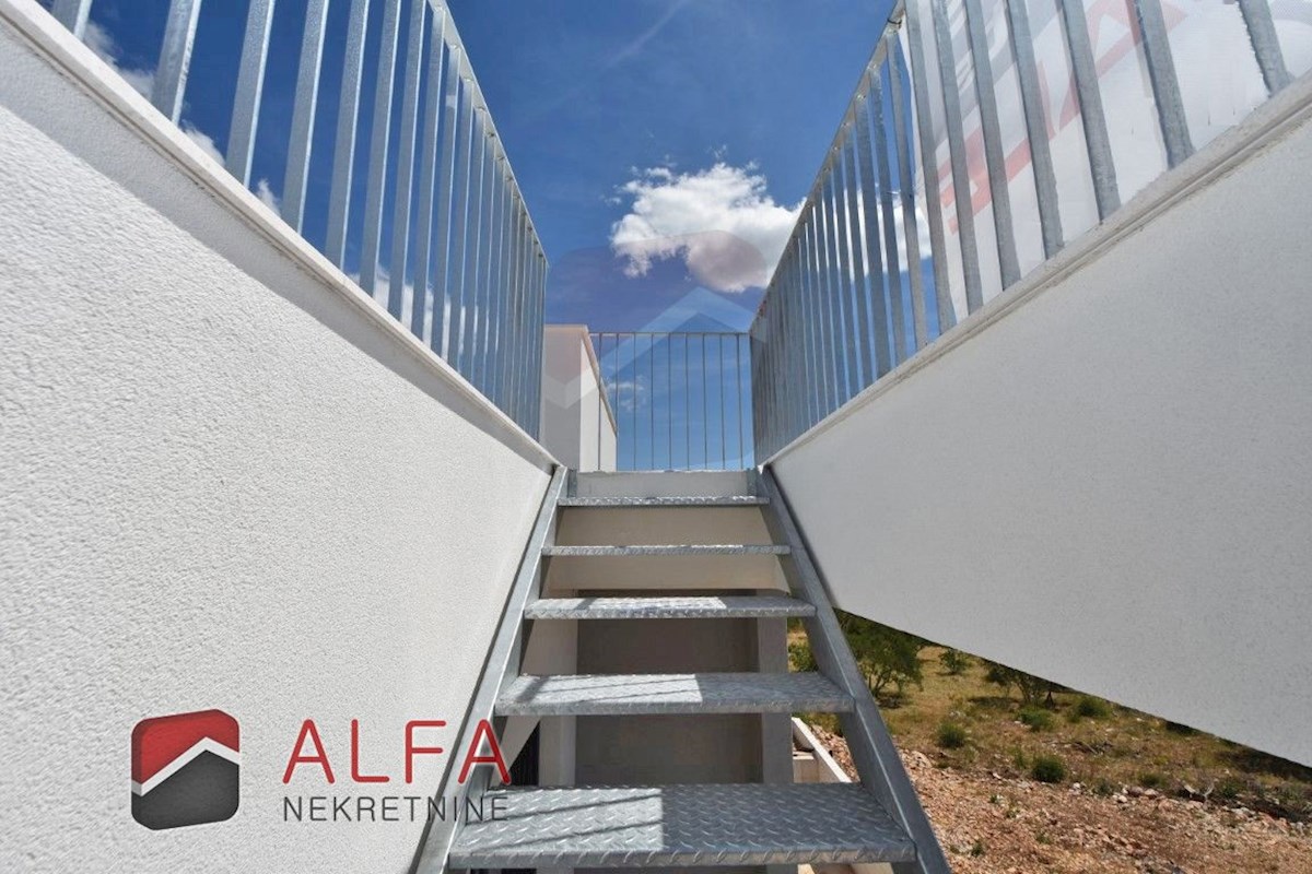 Croazia, Vodice, nuova costruzione, confortevole appartamento in vendita al primo piano + terrazza sul tetto