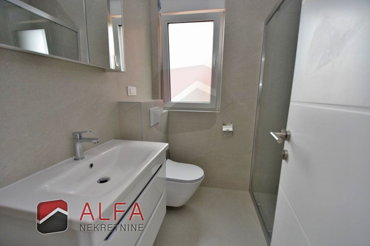 Croazia, Vodice, nuova costruzione, confortevole appartamento in vendita al primo piano + terrazza sul tetto