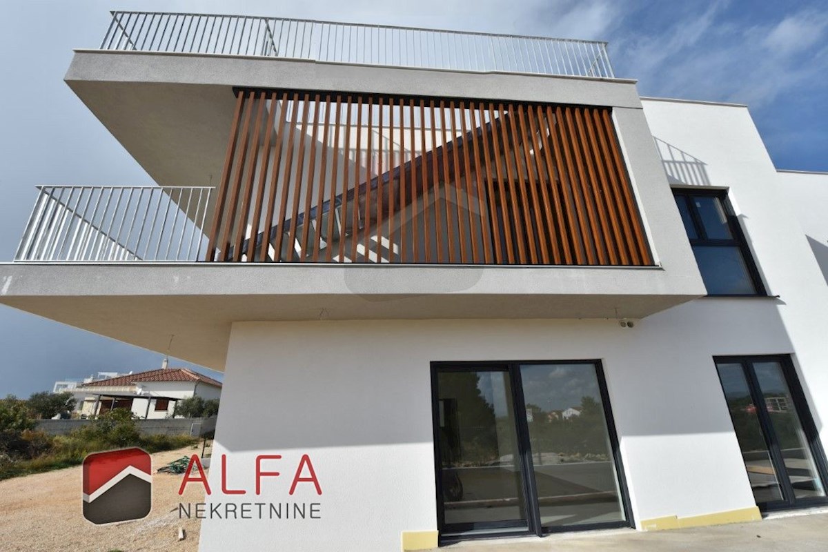 Croazia, Vodice, nuova costruzione, confortevole appartamento in vendita al primo piano + terrazza sul tetto