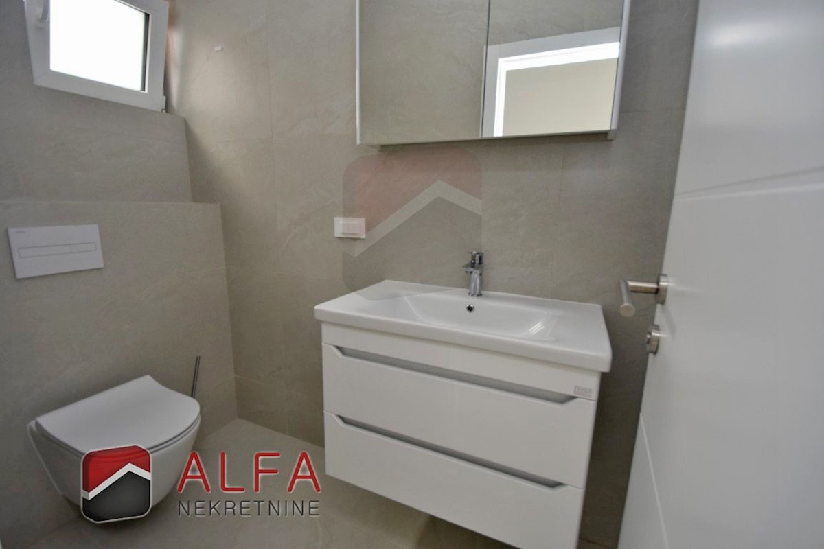 Croazia, Vodice, nuova costruzione, confortevole appartamento in vendita al primo piano + terrazza sul tetto