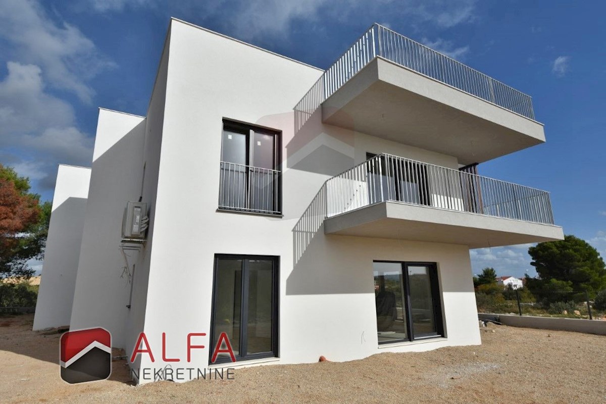 Croazia, Vodice, nuova costruzione, confortevole appartamento in vendita al primo piano + terrazza sul tetto