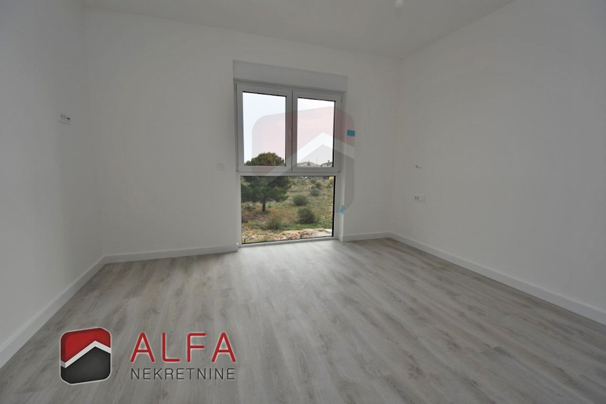 Croazia, Vodice, nuova costruzione, confortevole appartamento in vendita al primo piano + terrazza sul tetto