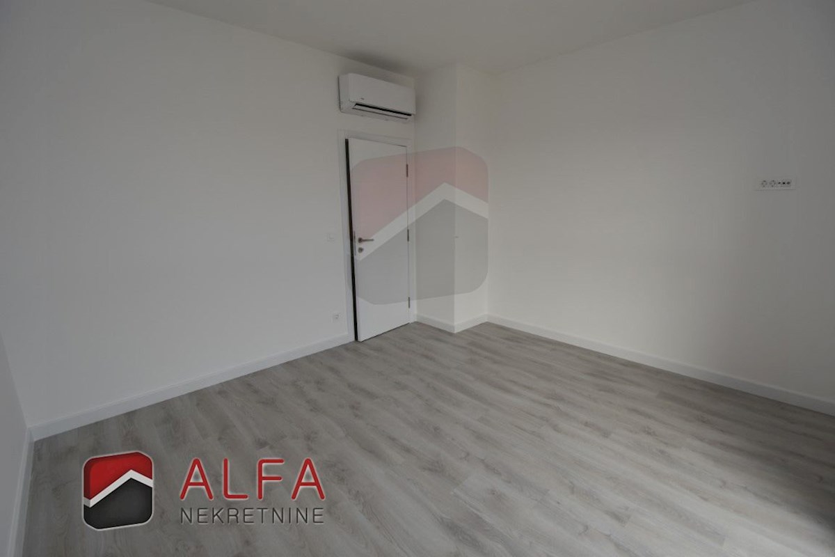 Croazia, Vodice, nuova costruzione, confortevole appartamento in vendita al primo piano + terrazza sul tetto