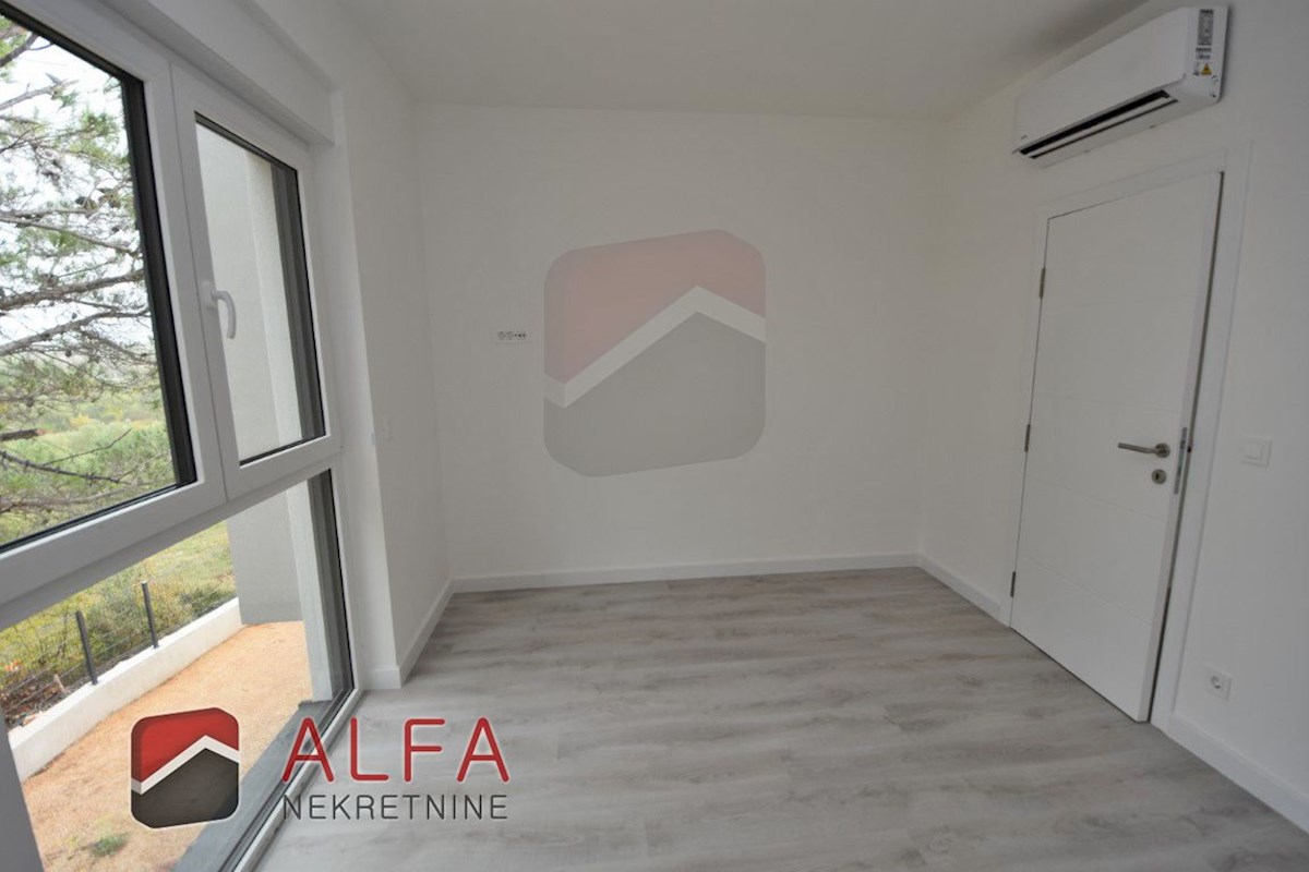 Croazia, Vodice, nuova costruzione, confortevole appartamento in vendita al primo piano + terrazza sul tetto