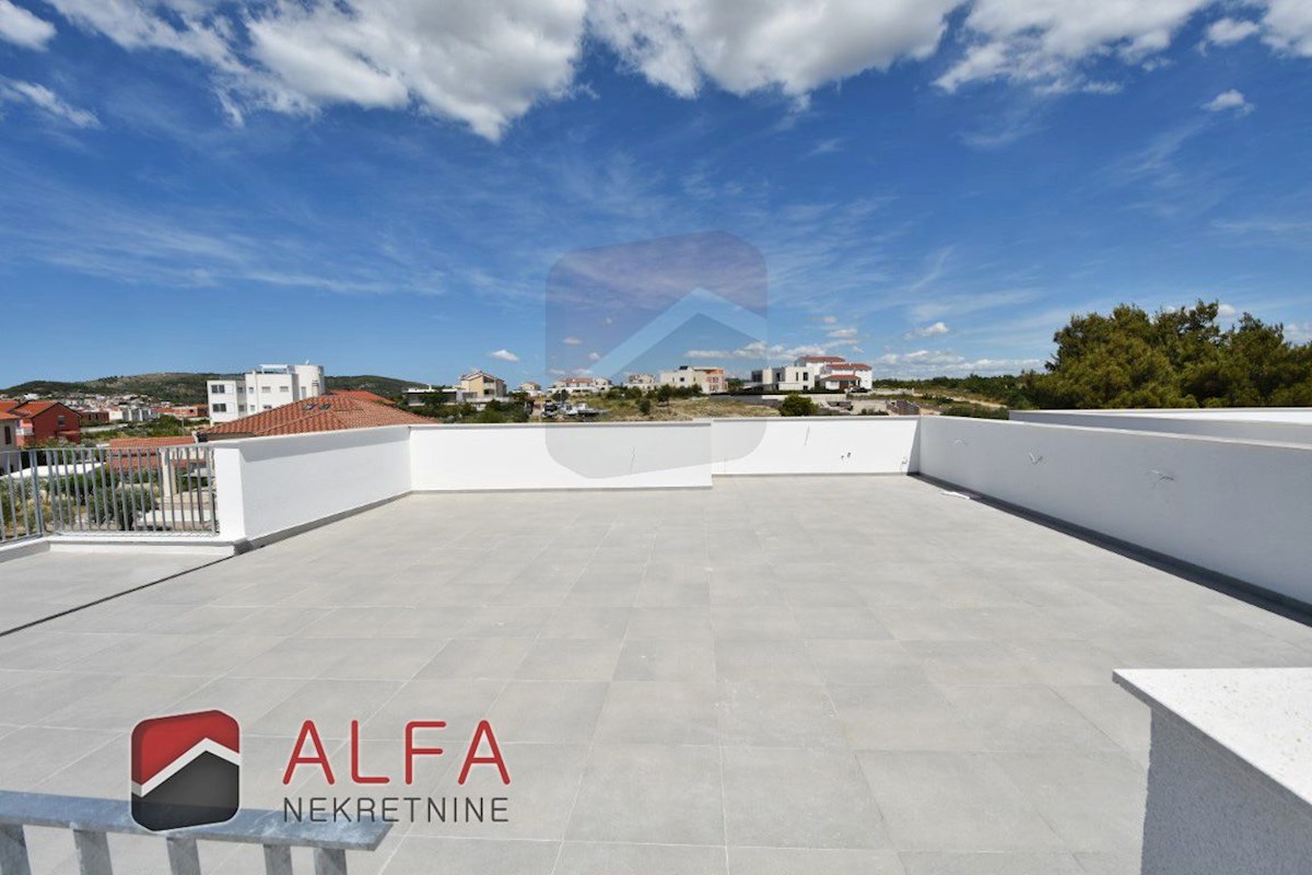 Croazia, Vodice, nuova costruzione, confortevole appartamento in vendita al primo piano + terrazza sul tetto