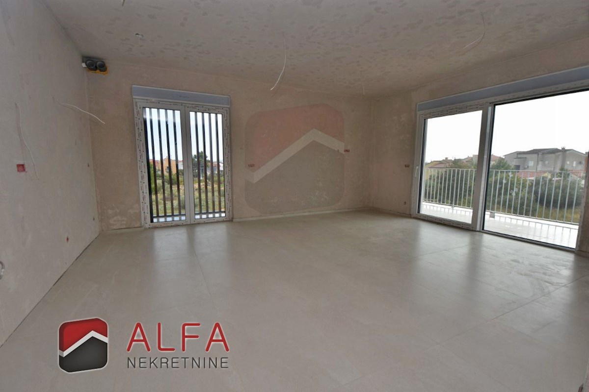Croazia, Vodice, nuova costruzione, confortevole appartamento in vendita al primo piano + terrazza sul tetto