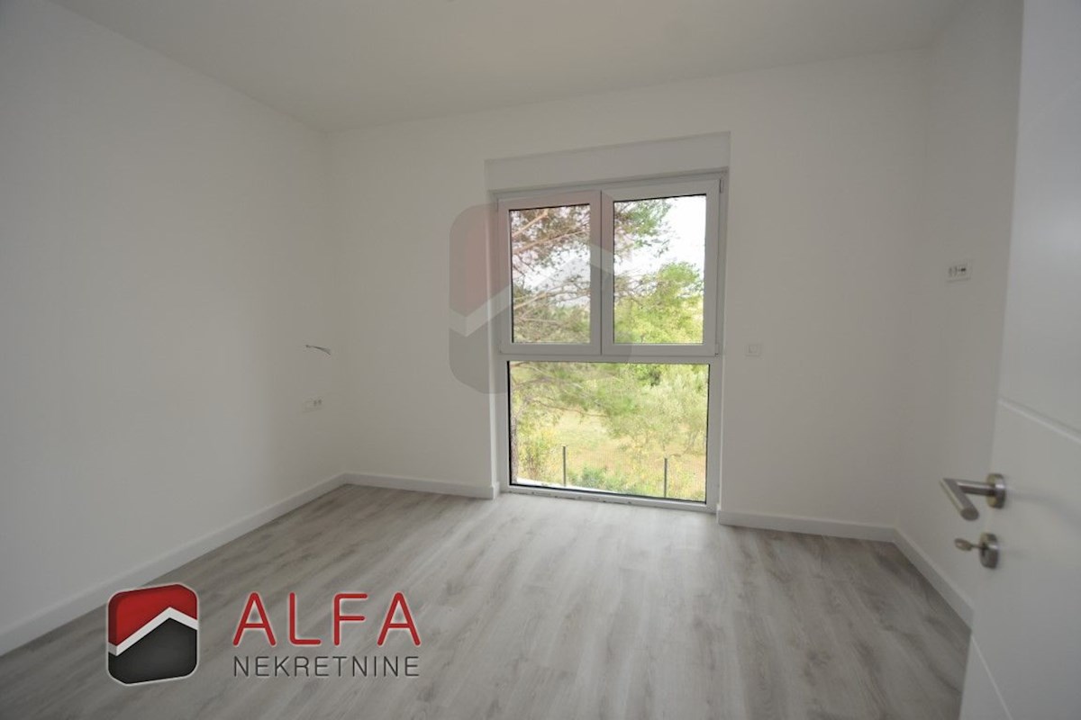 Croazia, Vodice, nuova costruzione, confortevole appartamento in vendita al primo piano + terrazza sul tetto