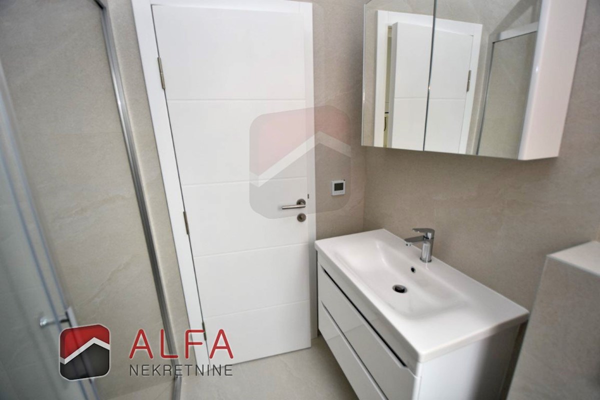 Croazia, Vodice, nuova costruzione, confortevole appartamento in vendita al primo piano + terrazza sul tetto