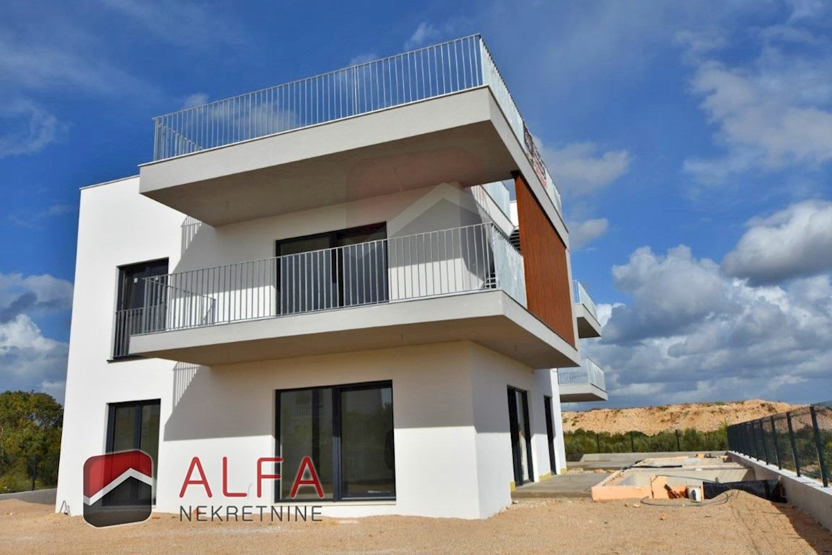 Croazia, Vodice, nuova costruzione, confortevole appartamento in vendita al primo piano + terrazza sul tetto