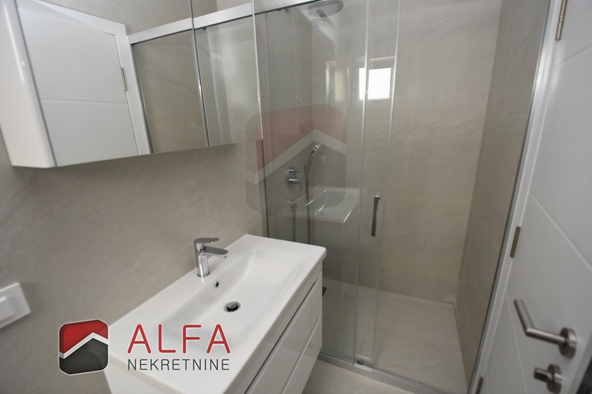 Croazia, Vodice, nuova costruzione, confortevole appartamento in vendita al primo piano + terrazza sul tetto