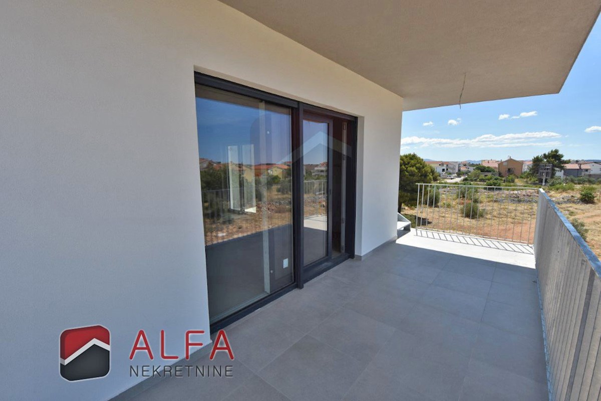 Croazia, Vodice, nuova costruzione, confortevole appartamento in vendita al primo piano + terrazza sul tetto