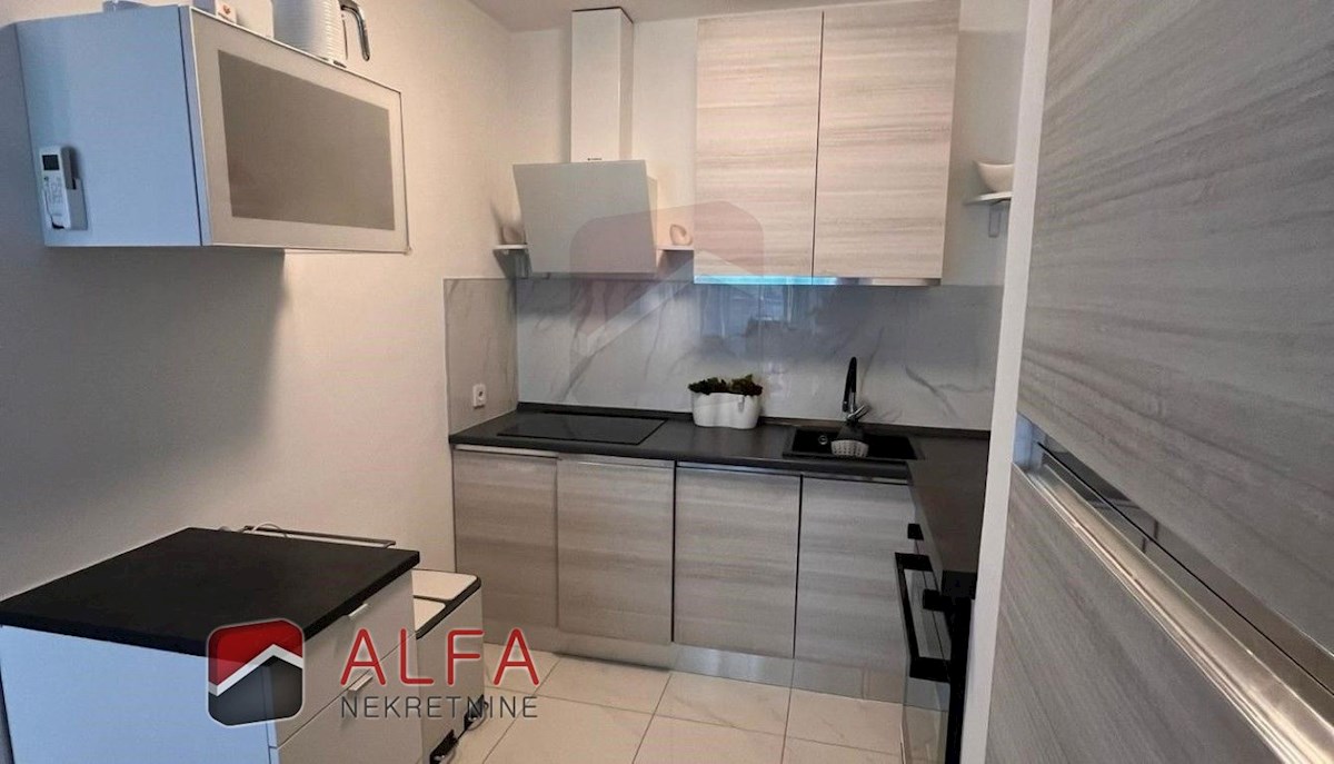 Croazia, Vodice, spazioso appartamento con galleria in vendita, secondo piano, vista mare