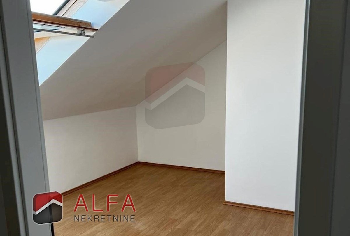 Croazia, Vodice, spazioso appartamento con galleria in vendita, secondo piano, vista mare