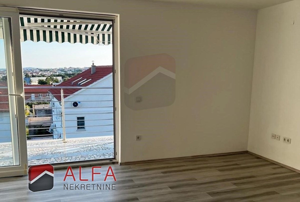 Croazia, Vodice, spazioso appartamento con galleria in vendita, secondo piano, vista mare