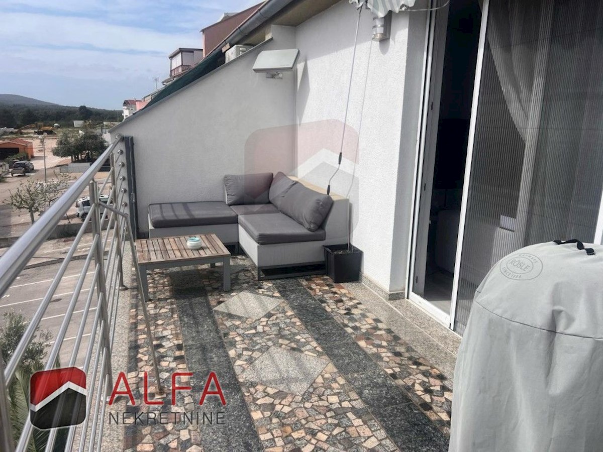 Croazia, Vodice, spazioso appartamento con galleria in vendita, secondo piano, vista mare