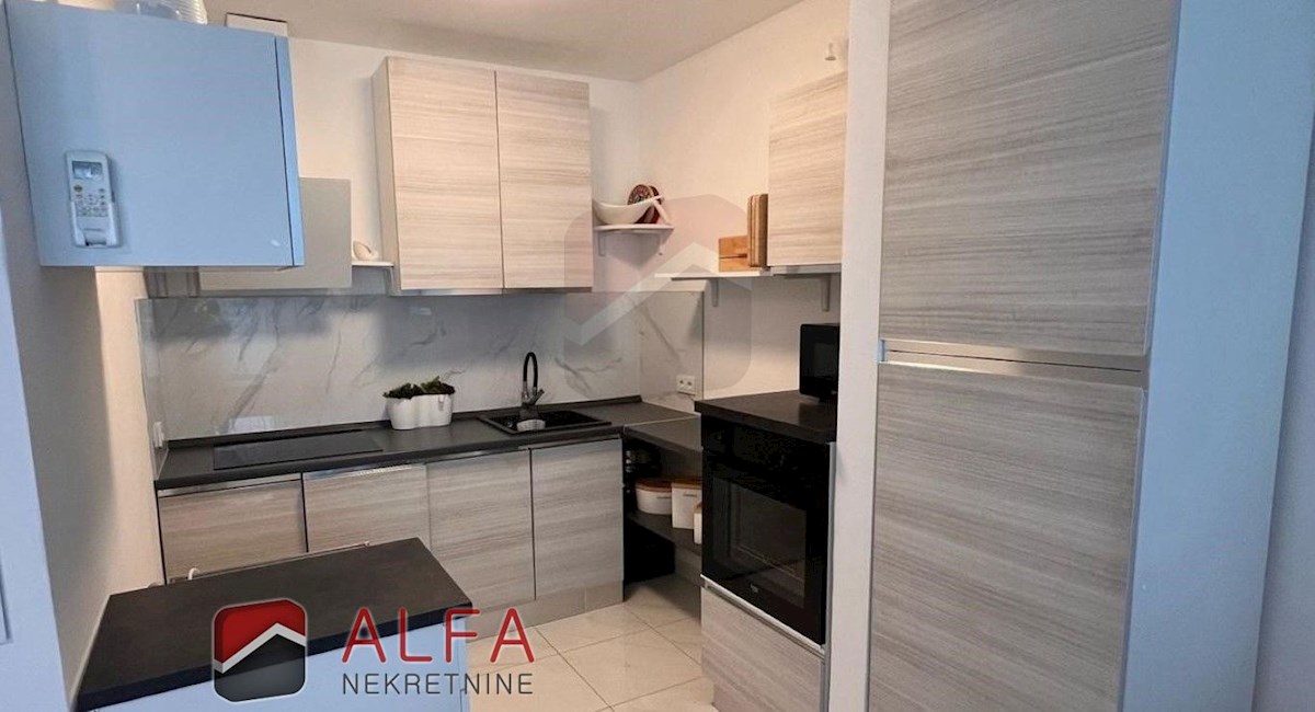 Croazia, Vodice, spazioso appartamento con galleria in vendita, secondo piano, vista mare