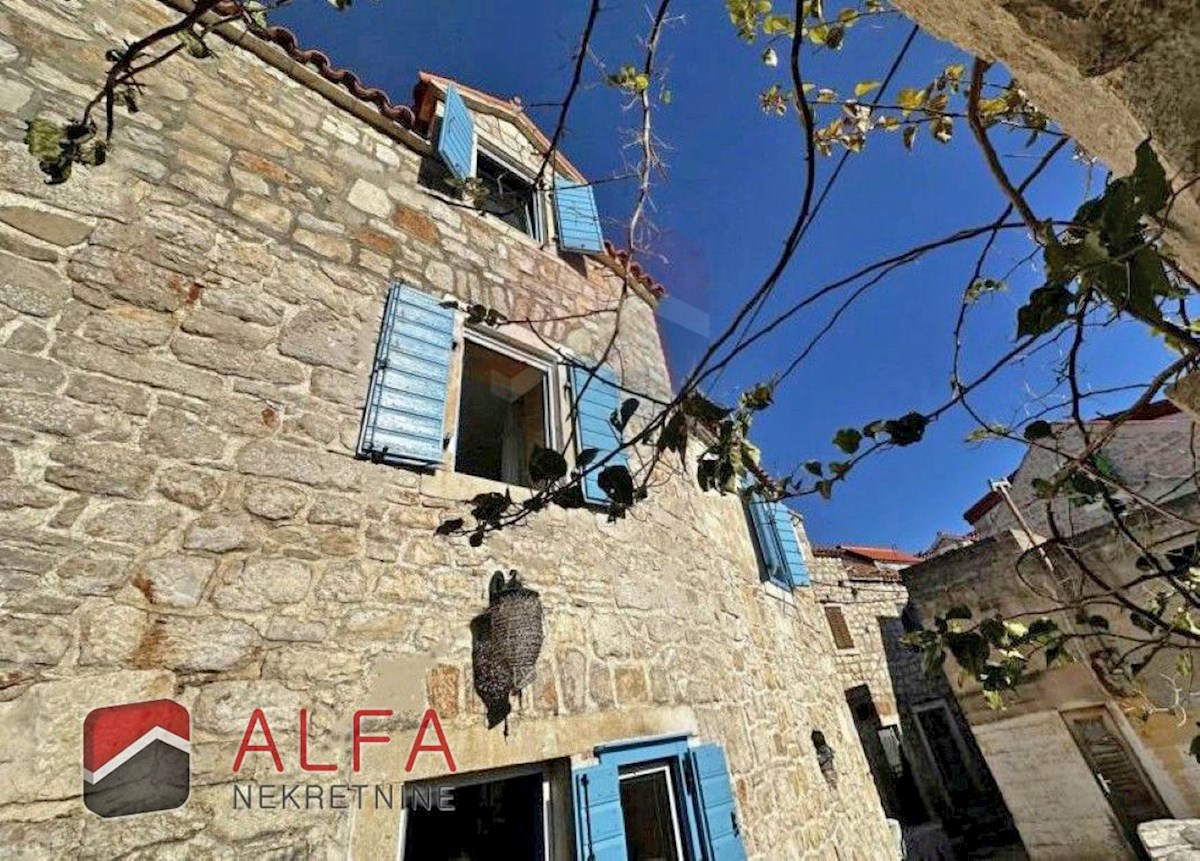 Croazia, Isola di Prvić, Šepurine, antica casa in pietra in vendita con vista mare