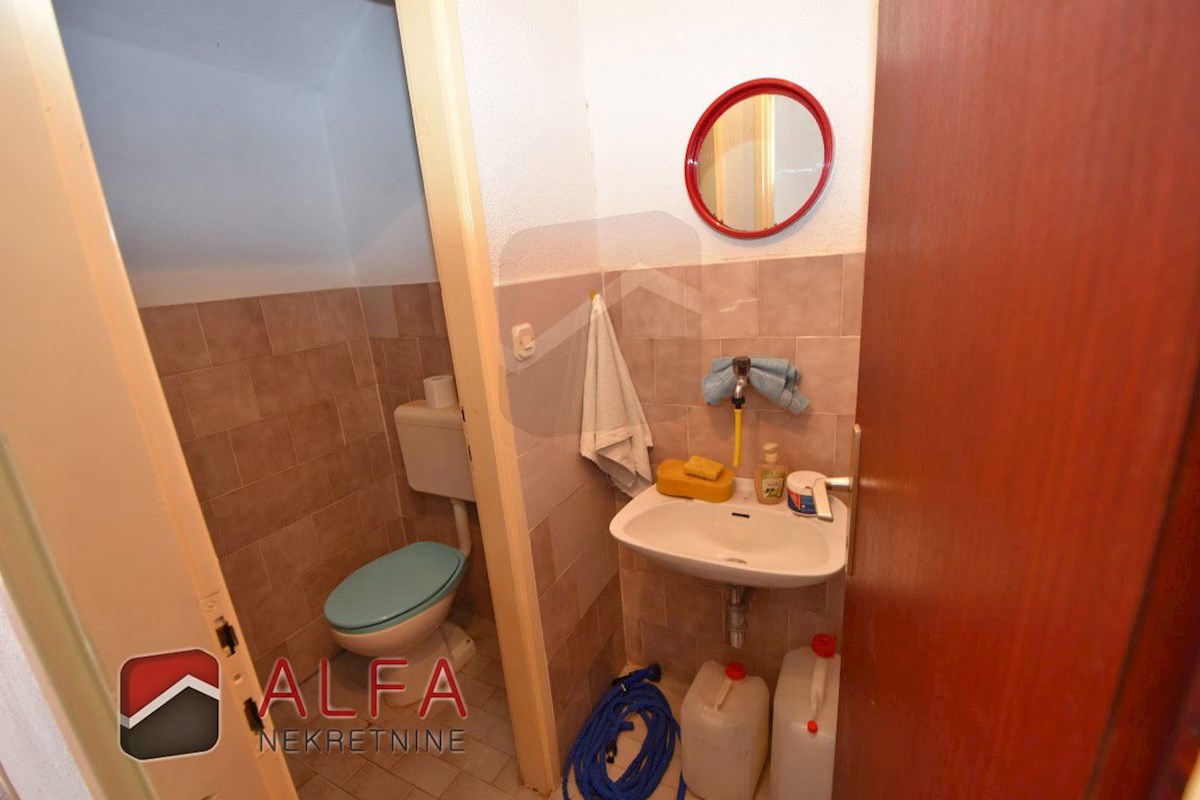 Vodice – spazio commerciale in vendita in posizione privilegiata nel centro della città