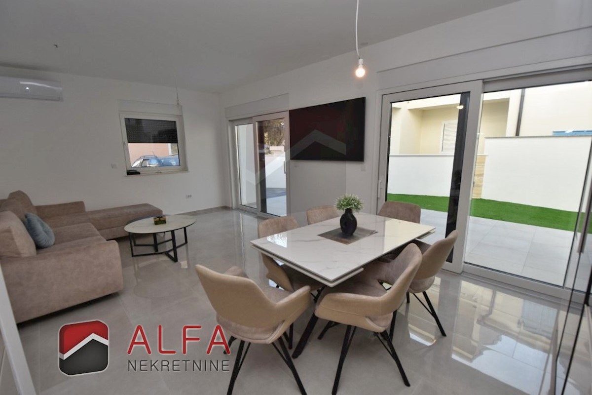 Croazia, Vodice, Srima, nuova casa bifamiliare arredata in vendita, vicino al mare