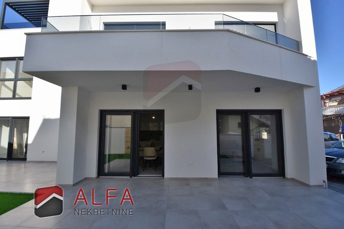 Croazia, Vodice, Srima, nuova casa bifamiliare arredata in vendita, vicino al mare