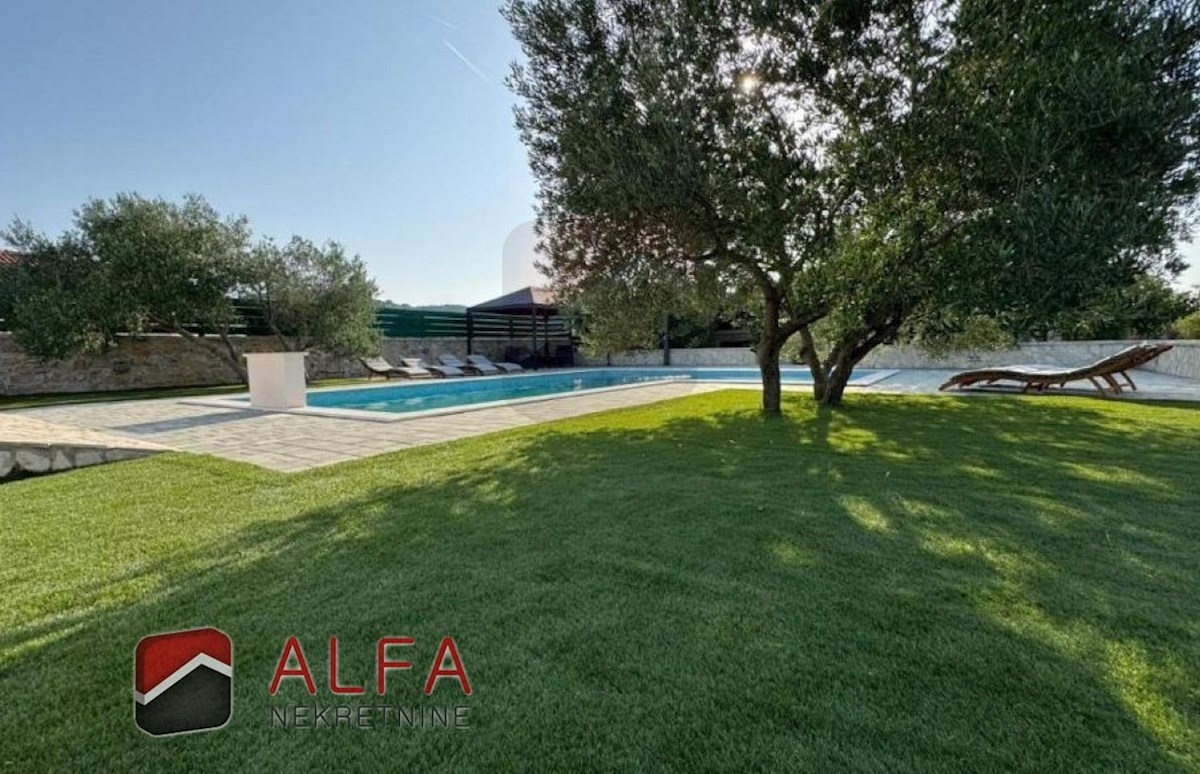 Campagna di Vodice – casa con piscina e uliveto in vendita