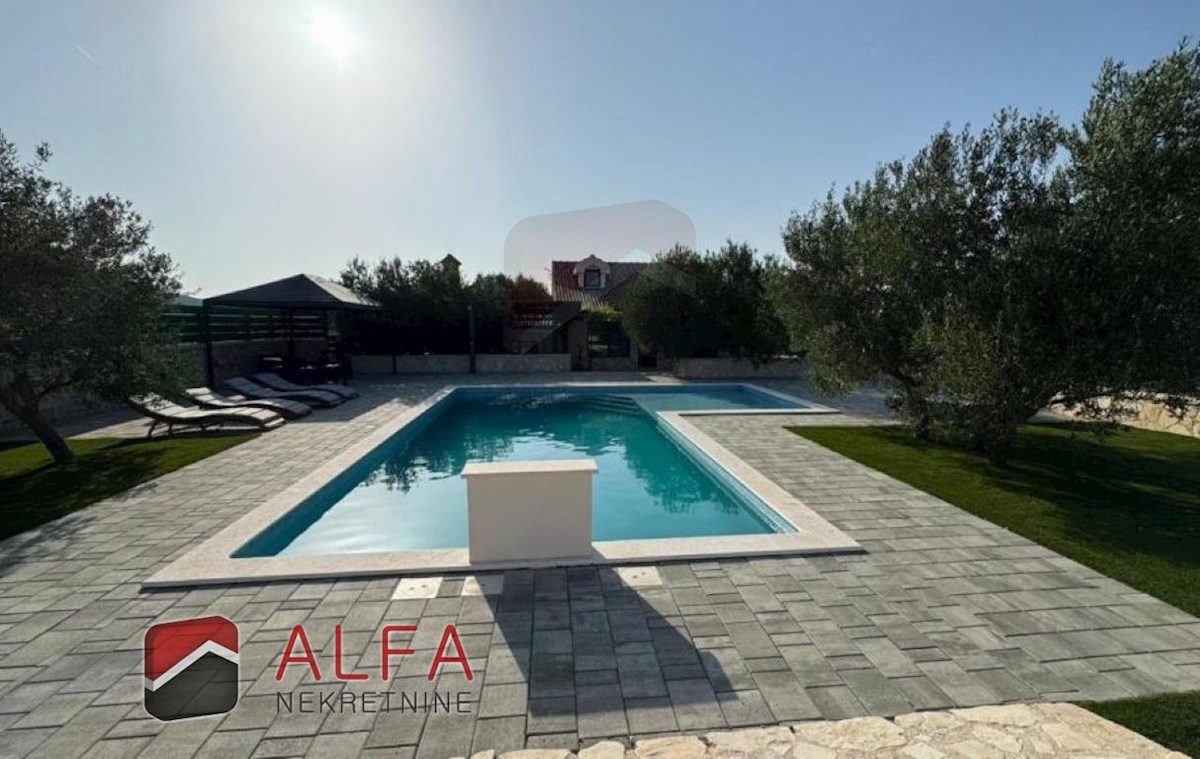 Campagna di Vodice – casa con piscina e uliveto in vendita