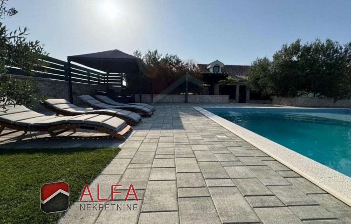 Campagna di Vodice – casa con piscina e uliveto in vendita