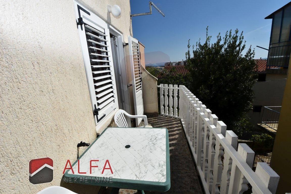 Croazia, Tribunj, casa indipendente con nove appartamenti e splendida vista mare in vendita