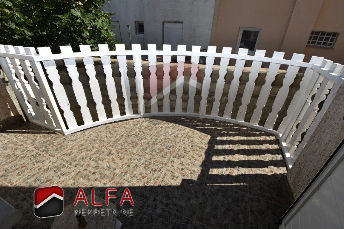 Croazia, Tribunj, casa indipendente con nove appartamenti e splendida vista mare in vendita