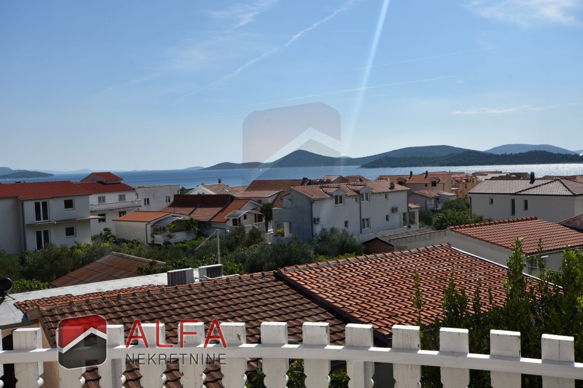 Croazia, Tribunj, casa indipendente con nove appartamenti e splendida vista mare in vendita