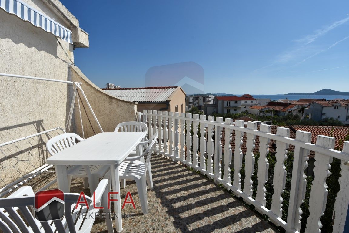 Croazia, Tribunj, casa indipendente con nove appartamenti e splendida vista mare in vendita