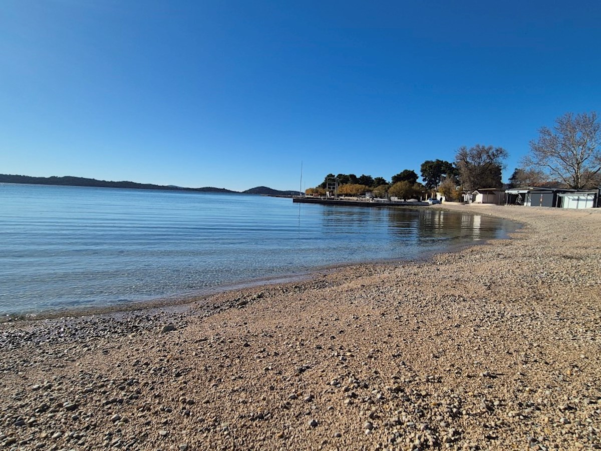 Vodice, nuova casa bifamiliare di lusso con giardino, piscina e vista mare