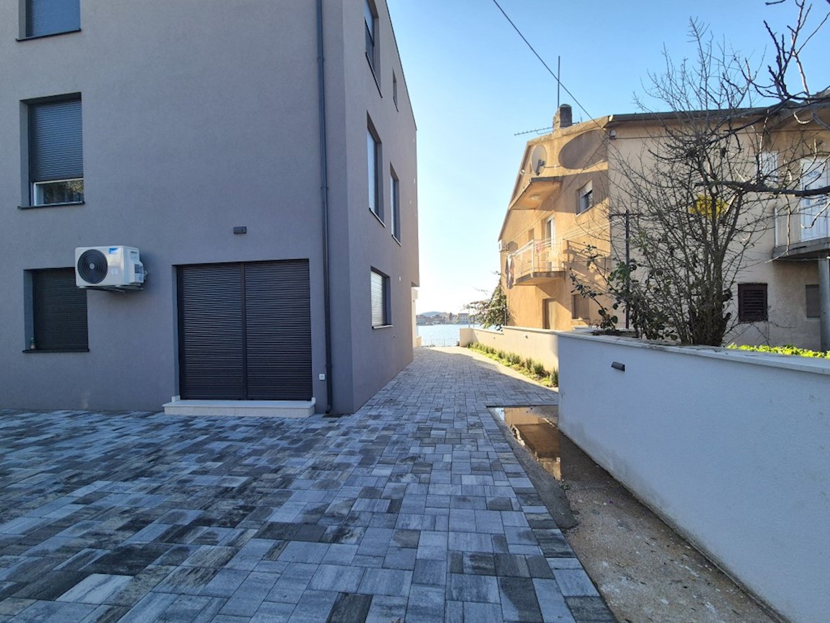 Brodarica, appartamento al piano terra, prima fila al mare
