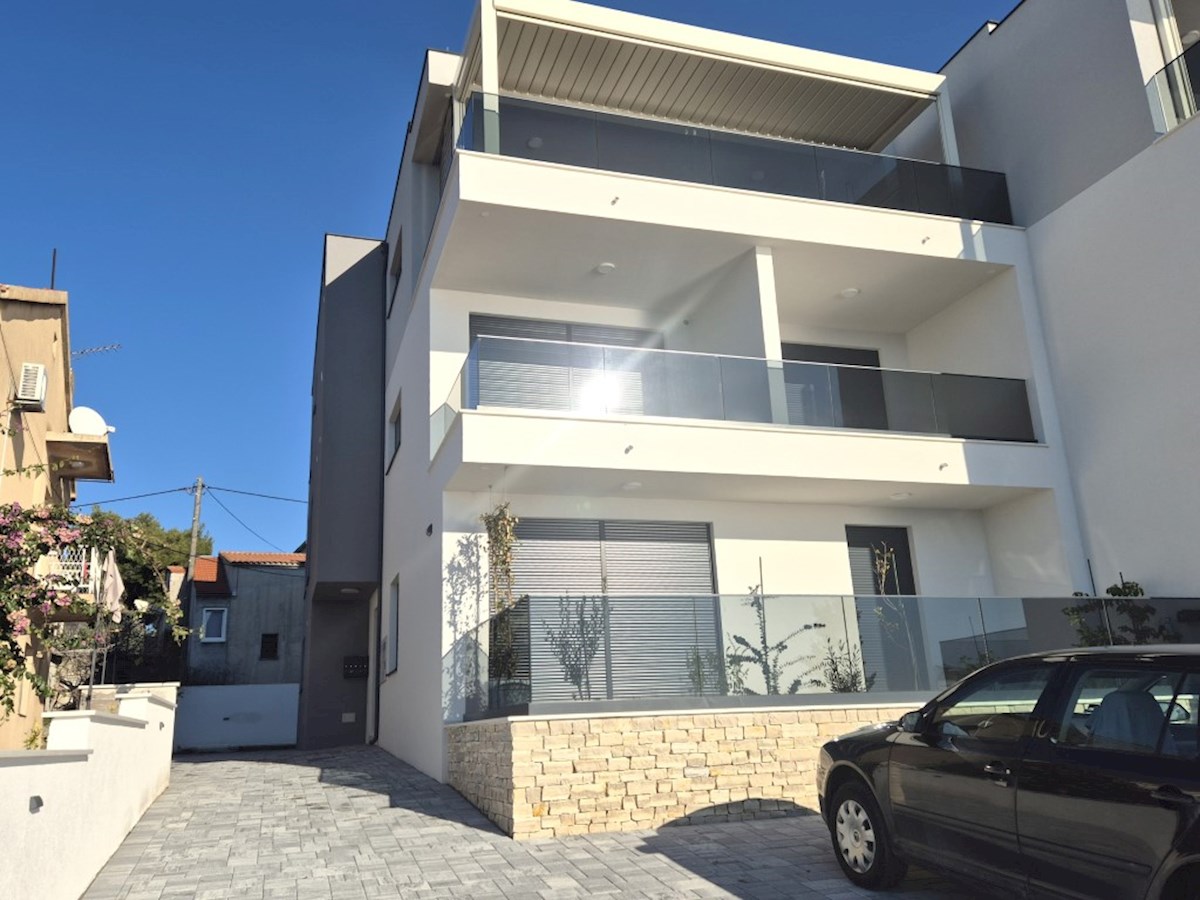 Brodarica, appartamento al piano terra, prima fila al mare