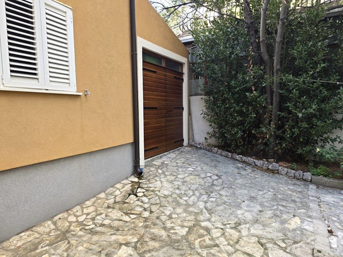 Riviera di Sebenico, offerta esclusiva, casa in prima fila sul mare