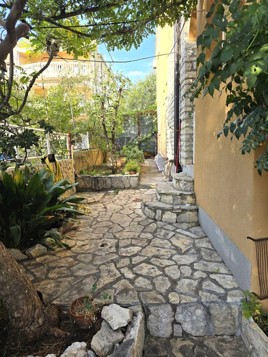 Riviera di Sebenico, offerta esclusiva, casa in prima fila sul mare