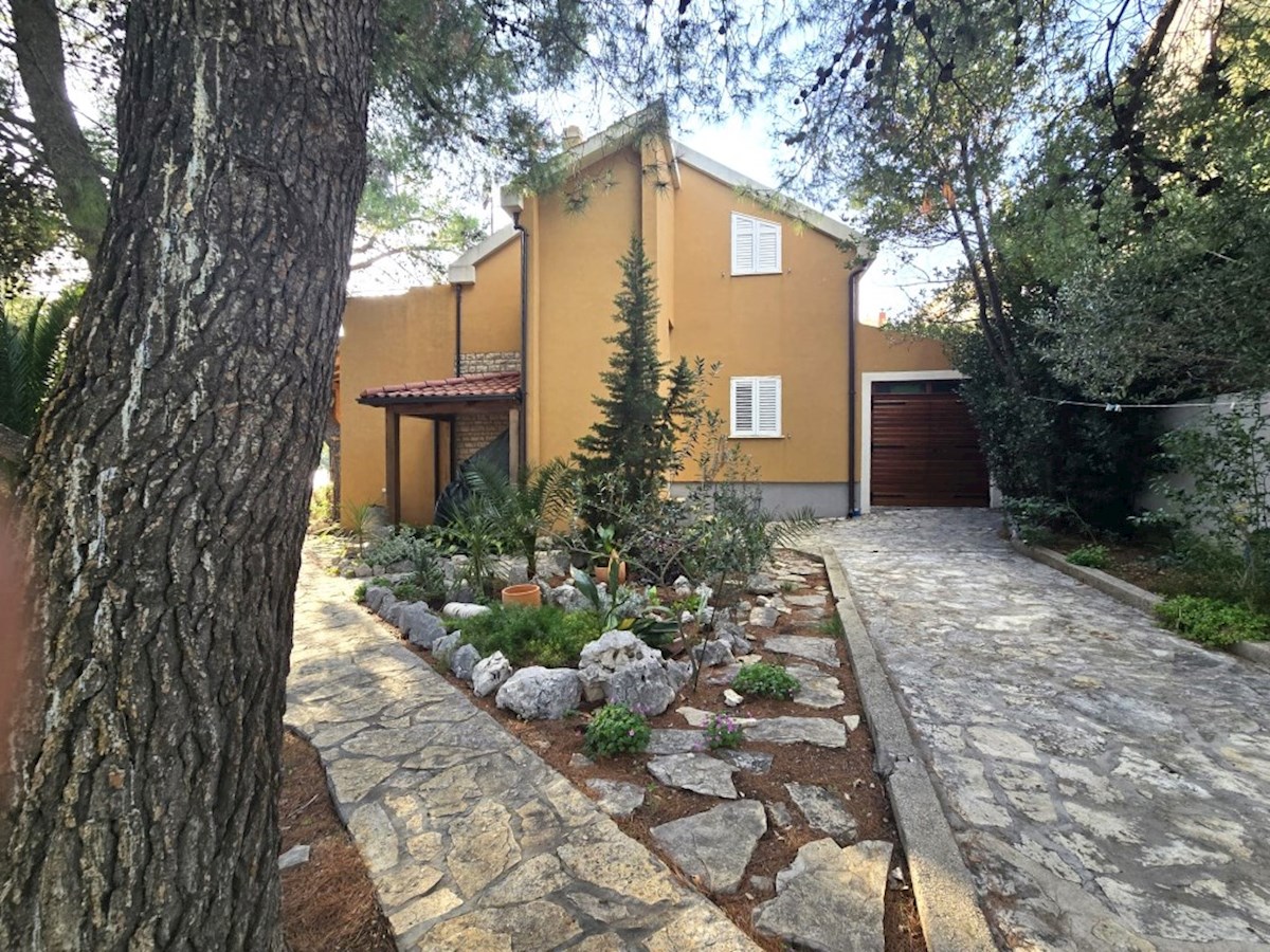 Riviera di Sebenico, offerta esclusiva, casa in prima fila sul mare