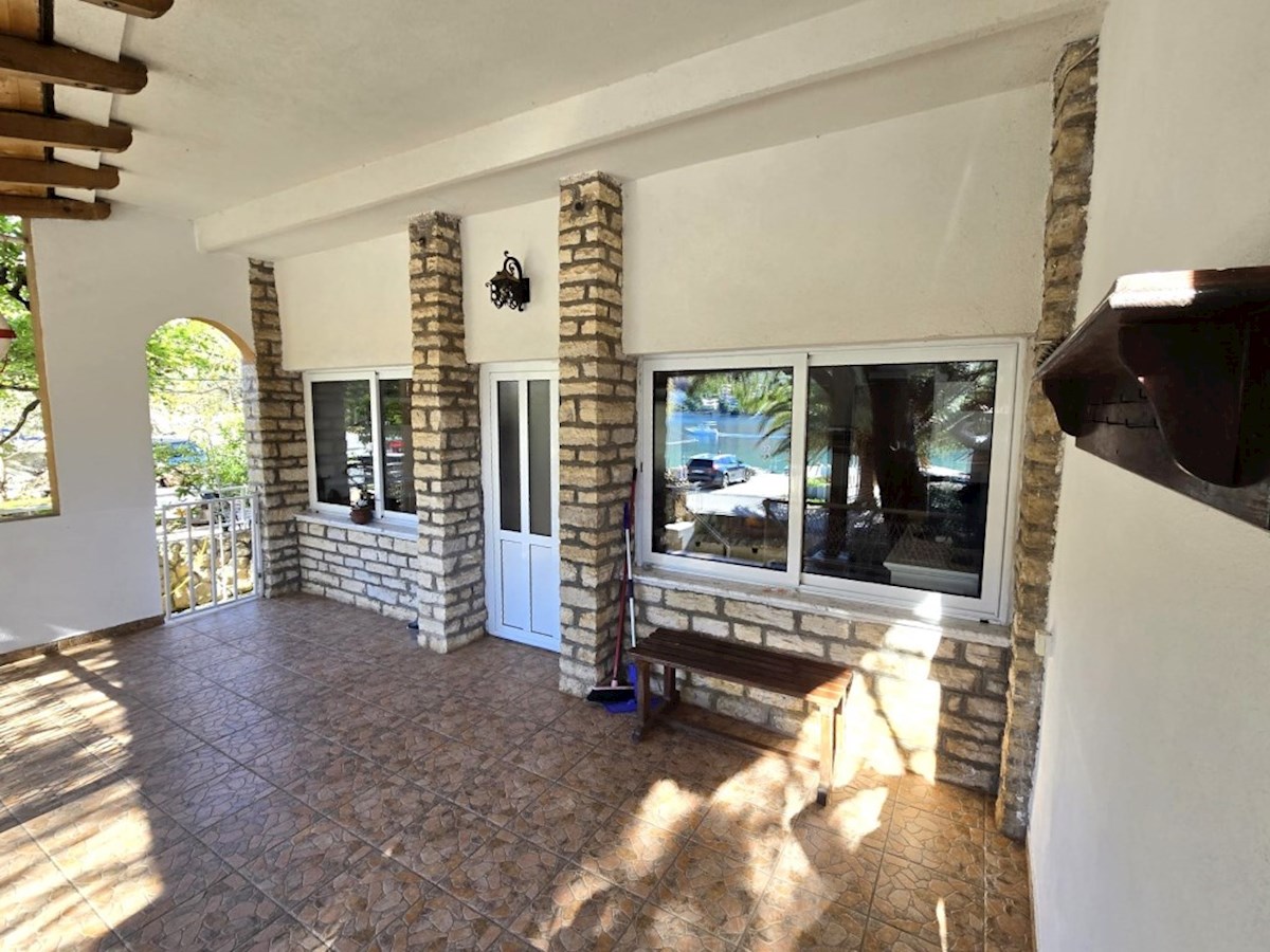 Riviera di Sebenico, offerta esclusiva, casa in prima fila sul mare