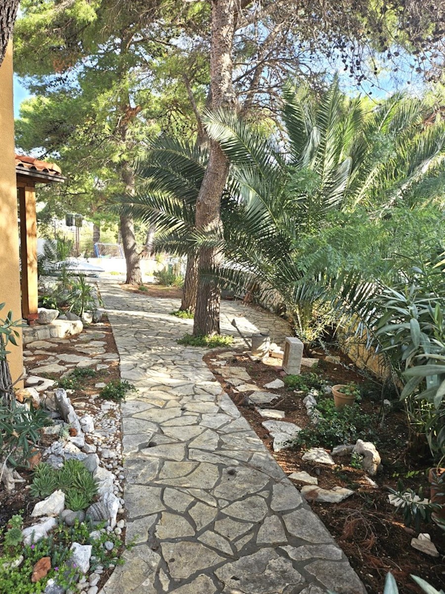 Riviera di Sebenico, offerta esclusiva, casa in prima fila sul mare