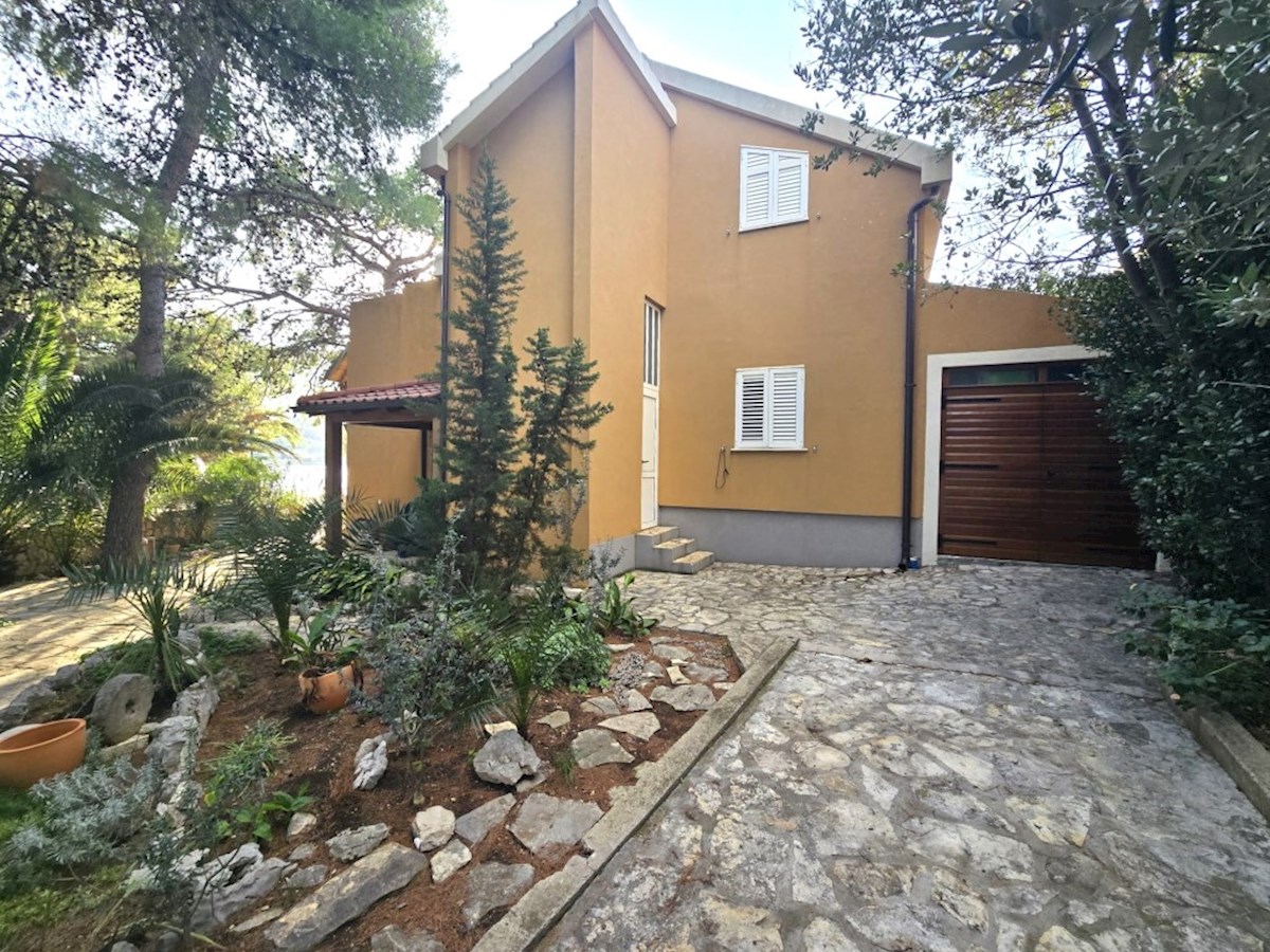 Riviera di Sebenico, offerta esclusiva, casa in prima fila sul mare