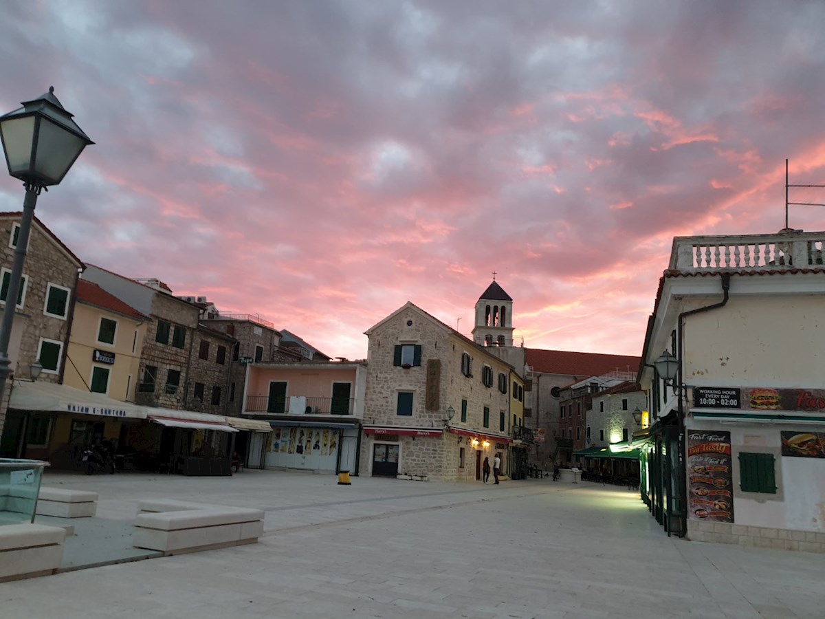 Vodice, casa bifamiliare con piscina, garage e vista mare