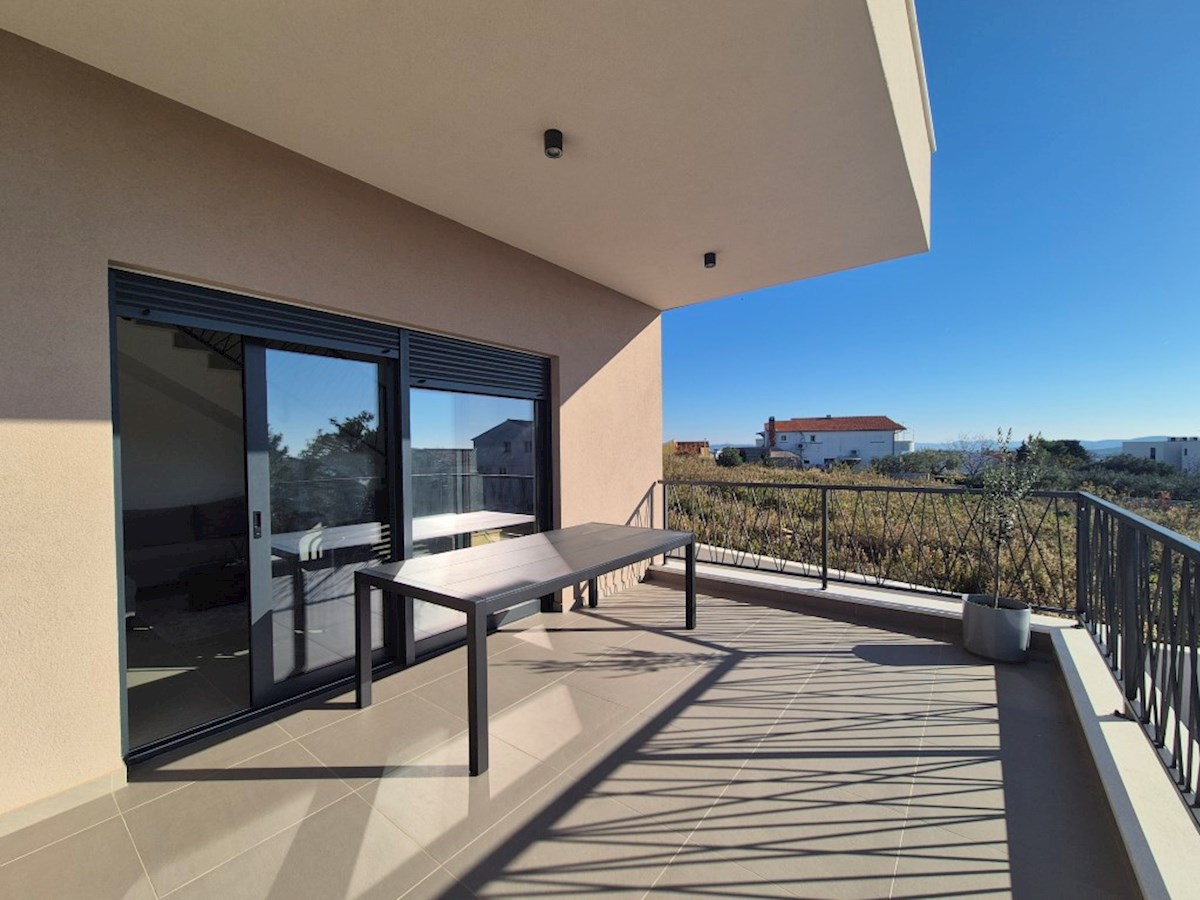 Vodice, casa bifamiliare con piscina, garage e vista mare