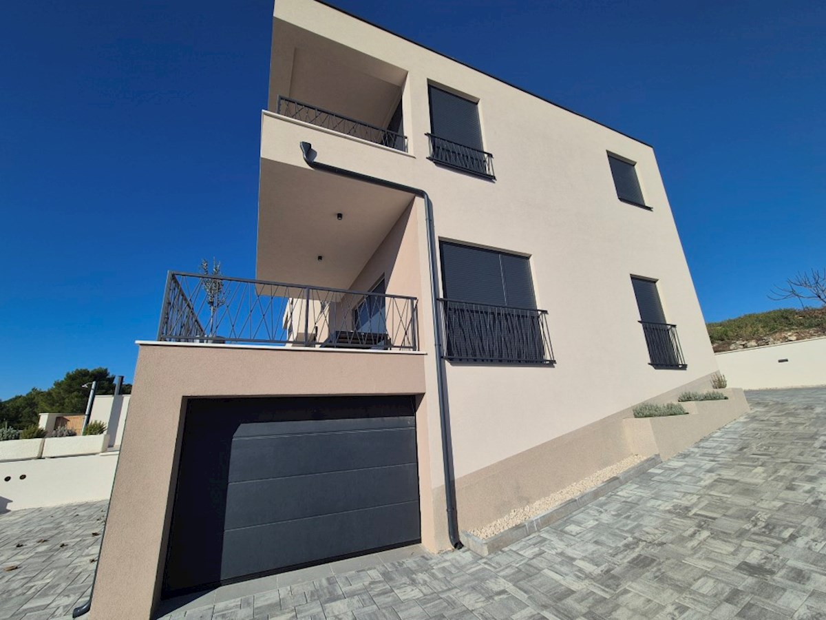 Vodice, casa bifamiliare con piscina, garage e vista mare