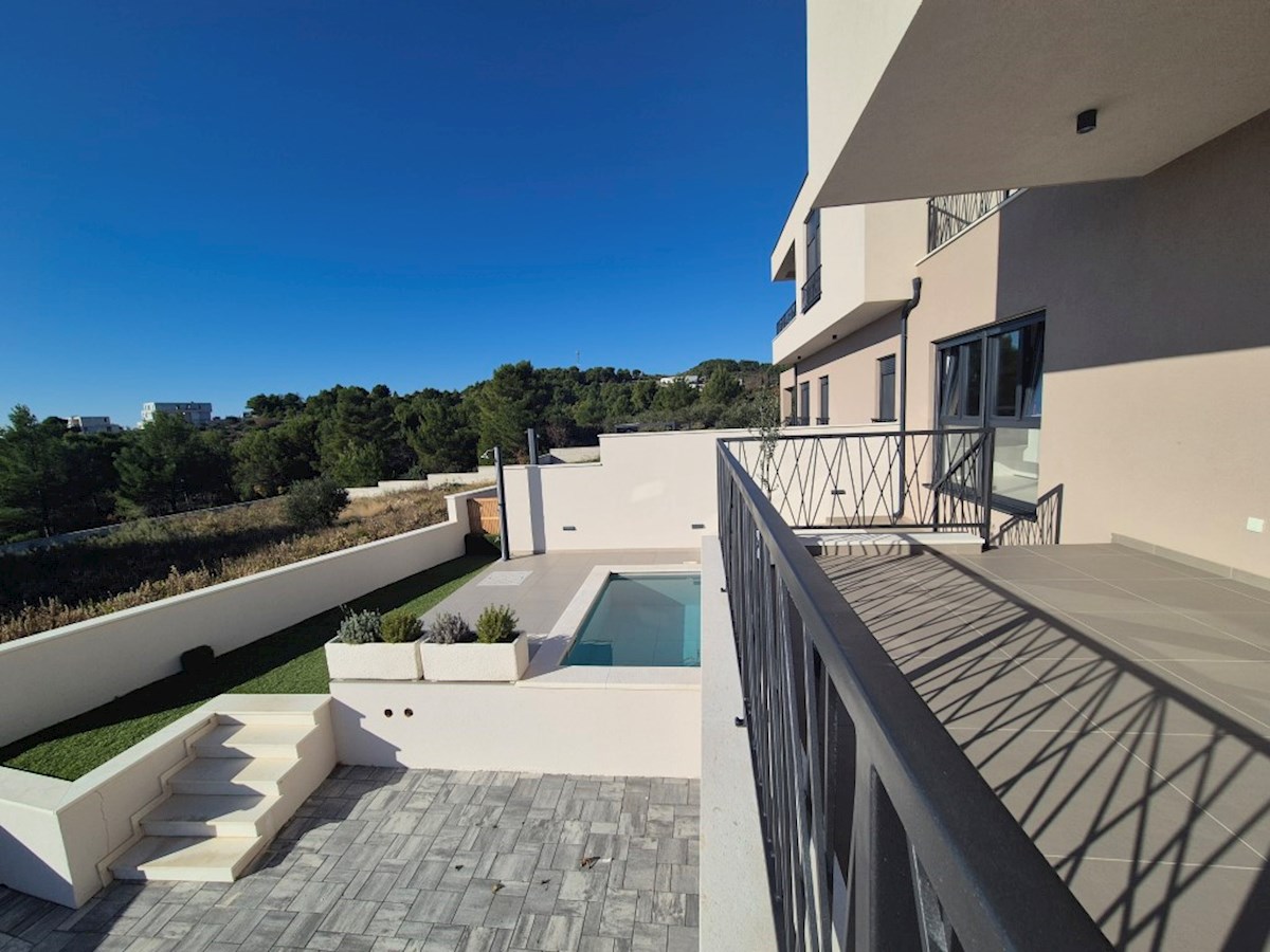 Vodice, casa bifamiliare con piscina, garage e vista mare