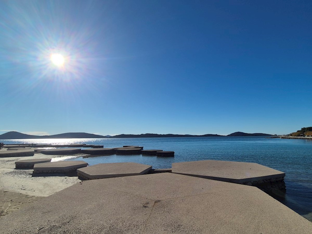 Vodice, casa bifamiliare moderna con piscina e vista mare